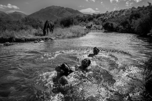 fot. Pablo E. Piovano, Mapuche: The Return of the Ancient Voices, National Geographic, najlepszy projekt długoterminowy w regionie Ameryki Południowej / World Press Photo 2024Społeczności Mapuche to rdzenni mieszkańcy terytoriów, które obecnie należą do Argentyny i Chile. Znaczna część ziemi ich przodków jest obecnie wykorzystywana komercyjnie - pod górnictwo, leśnictwo, projekty hydroelektryczne czy szczelinowanie. Pomimo nowych przepisów, pozornie wspierających prawa Mapuche, dyskryminacja wywodzących się z tej społecznośc aktywistów nie ustaje. Dla wielu Mapuczów nie jest to wyłącznie spór terytorialny: ziemia jest częścią ich kulturowej i duchowej tożsamości. Komercyjna degradacja środowiska narusza zarówno pamięć o przeszłości, jak i równowagę między naturą a ludzkim zdrowiem. Jury doceniło głębszy wgląd tej historii w światopogląd rdzennych mieszkańców w ramach ich walki z rządami i przemysłem wydobywczym.