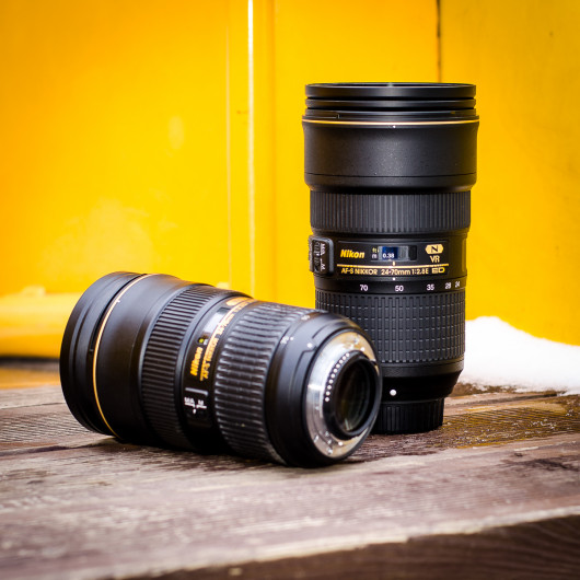 Nikon AF-S Nikkor 24-70 mm f/2.8 ED (pierwszy plan) vs Nikon AF-S Nikkor 24-70 mm f/2.8 ED VR (drugi plan)