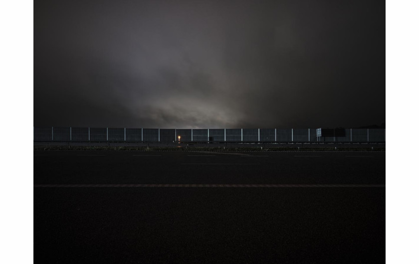 Fot. Tomasz Zgadzaj, Reportaż ukazuje autostradę jako odhumanizowaną przestrzeń podporządkowaną pędowi nowoczesności – odciętą od przyrody i ludzi, w której wszystko, co żywe i nieprzystosowane, staje się tymczasowe i zbędne.2. nagroda w kat. Climate, Responsibility - Stories / Grand Press Photo 2025