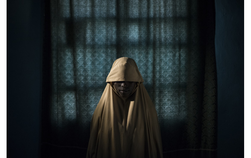 © Adam Ferguson (The New York Times), Aisha, age 14 - nominacja do zdjęcia roku / Aisha (14 lat) pozuje do portretu w Maiduguri (stan Borno, Nigeria). Po porwaniu przez Boko Haram, Aisha miała wziąć udział w misji samobójczej, ale udało jej się uciec i znaleźć pomoc zamiast zdetonować bomby.