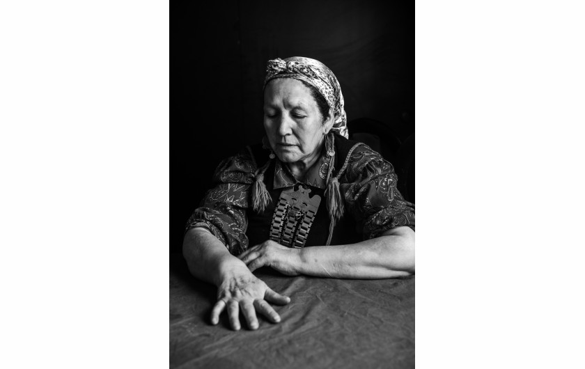 fot. Pablo E. Piovano, Mapuche: The Return of the Ancient Voices, National Geographic, najlepszy projekt długoterminowy w regionie Ameryki Południowej / World Press Photo 2024Społeczności Mapuche to rdzenni mieszkańcy terytoriów, które obecnie należą do Argentyny i Chile. Znaczna część ziemi ich przodków jest obecnie wykorzystywana komercyjnie - pod górnictwo, leśnictwo, projekty hydroelektryczne czy szczelinowanie. Pomimo nowych przepisów, pozornie wspierających prawa Mapuche, dyskryminacja wywodzących się z tej społecznośc aktywistów nie ustaje. Dla wielu Mapuczów nie jest to wyłącznie spór terytorialny: ziemia jest częścią ich kulturowej i duchowej tożsamości. Komercyjna degradacja środowiska narusza zarówno pamięć o przeszłości, jak i równowagę między naturą a ludzkim zdrowiem. Jury doceniło głębszy wgląd tej historii w światopogląd rdzennych mieszkańców w ramach ich walki z rządami i przemysłem wydobywczym.