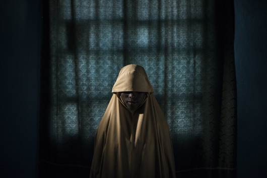 © Adam Ferguson (The New York Times), Aisha, age 14 - nominacja do zdjęcia roku / Aisha (14 lat) pozuje do portretu w Maiduguri (stan Borno, Nigeria). Po porwaniu przez Boko Haram, Aisha miała wziąć udział w misji samobójczej, ale udało jej się uciec i znaleźć pomoc zamiast zdetonować bomby.