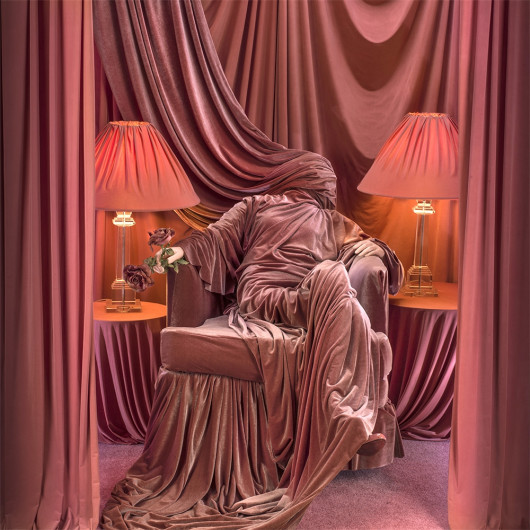 fot. Patty Carrol, z cyklu Anonymous Women: Domestic Demise / Siena Creative Photo Awards 2023