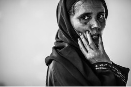 III miejsce w kategorii Portret Sesyjny, Grand Press Photo 2014. Dala Banu (44 l.). Od 21 lat w Bangladeszu, szóstka dzieci. Razem z mężem mieli gospodarstwo, pięć krów, trzy byki i stadko kóz. Armia zmuszała Mohammeda do niewolniczej pracy jako tragarz. Trwało to tak długo, aż postanowili uciec przez granicę. Cox Bazar (Bangladesz), październik 2013.