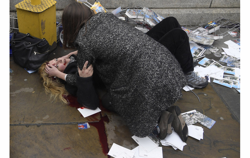 © Toby Melville (Reuters), Witnessing the Immediate Aftermath of an Attack in the Heart of London - nominacja do zdjęcia roku / Przechodzień pociesza poszkodowaną kobieta po tym jak Khalid Masood wjechał samochodem w pieszych na Westminster Bridge w Londynie, zabijając pięć osób i raniąc wielu innych.