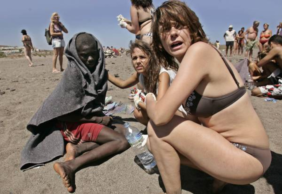 2. nagroda w kategorii Ludzie w wiadomościach (reportaż), Arturo Rodriguez, Hiszpania, Associated Press, Turyści pomagający imigrantom na plaży Tejita, Teneryfa, Hiszpania, 30 lipca-3 sierpnia
