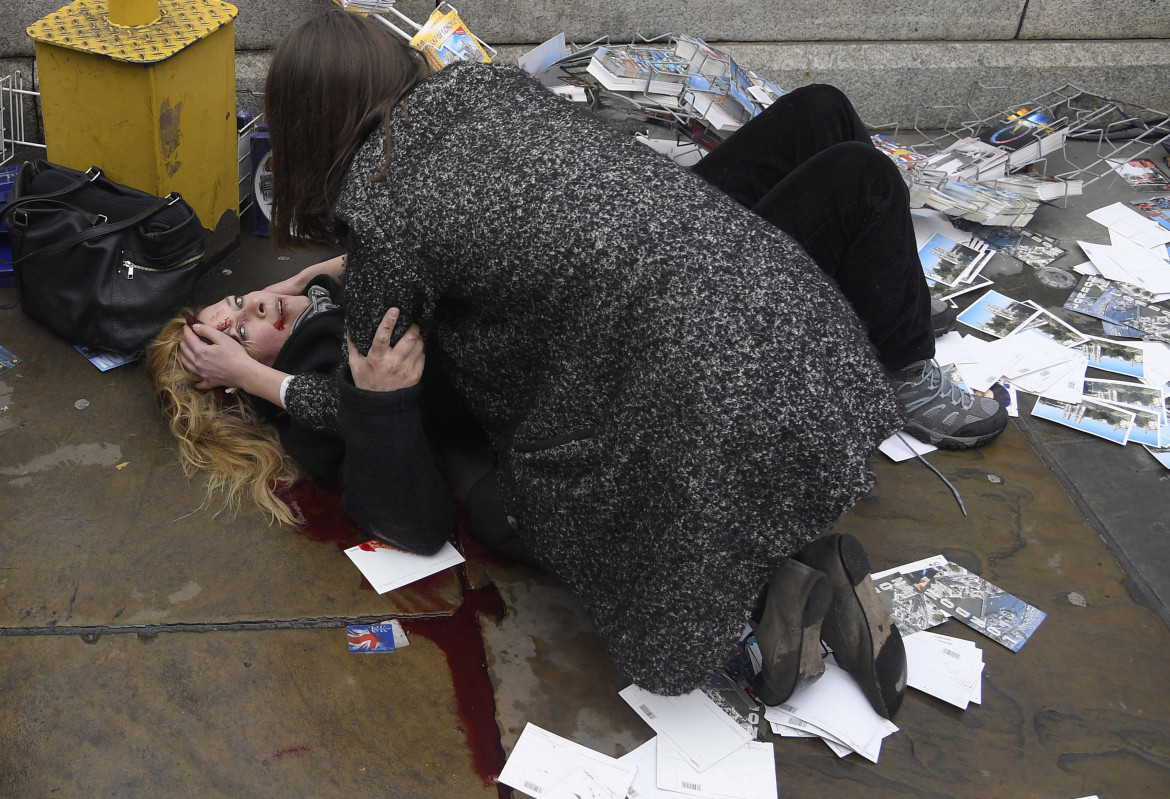 © Toby Melville (Reuters), "Witnessing the Immediate Aftermath of an Attack in the Heart of London" - nominacja do zdjęcia roku / Przechodzień pociesza poszkodowaną kobieta po tym jak Khalid Masood wjechał samochodem w pieszych na Westminster Bridge w Londynie, zabijając pięć osób i raniąc wielu innych.
