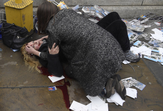 © Toby Melville (Reuters), Witnessing the Immediate Aftermath of an Attack in the Heart of London - nominacja do zdjęcia roku / Przechodzień pociesza poszkodowaną kobieta po tym jak Khalid Masood wjechał samochodem w pieszych na Westminster Bridge w Londynie, zabijając pięć osób i raniąc wielu innych.