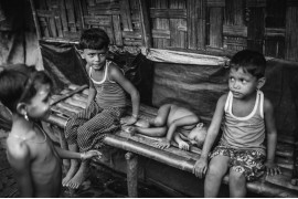 Dzieci stanowią najliczniejszą grupę mieszkańców obozów. Często w wyniku braku podstawowej opieki medycznej, umierają na trywialne choroby leczone bez problemów na Zachodzie. Brak racji żywnościowych oraz możliwości podjęcia pracy w nielegalnych obozach i poza nimi są źródłem głodu i chronicznego niedożywienia. Obóz Leda (Bangladesz), październik 2013.