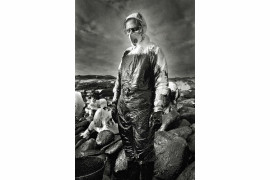 &#8220;Przyroda i środowisko&#8221; 2. nagroda, fot. Carlos Spottorno, Hiszpania. Ochotnik przy usuwaniu rozlanej ropy.