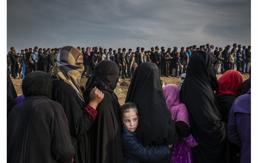 © Ivor Prickett (The New York Times ), he Battle for Mosul - Lined Up for an Aid Distribution - nominacja do zdjęcia roku / Cywile, którzy pozostali w zachodnim Mosulu po bitwie o miasto, czekają aby uzyskać pomoc w dzielnicy Mamun.