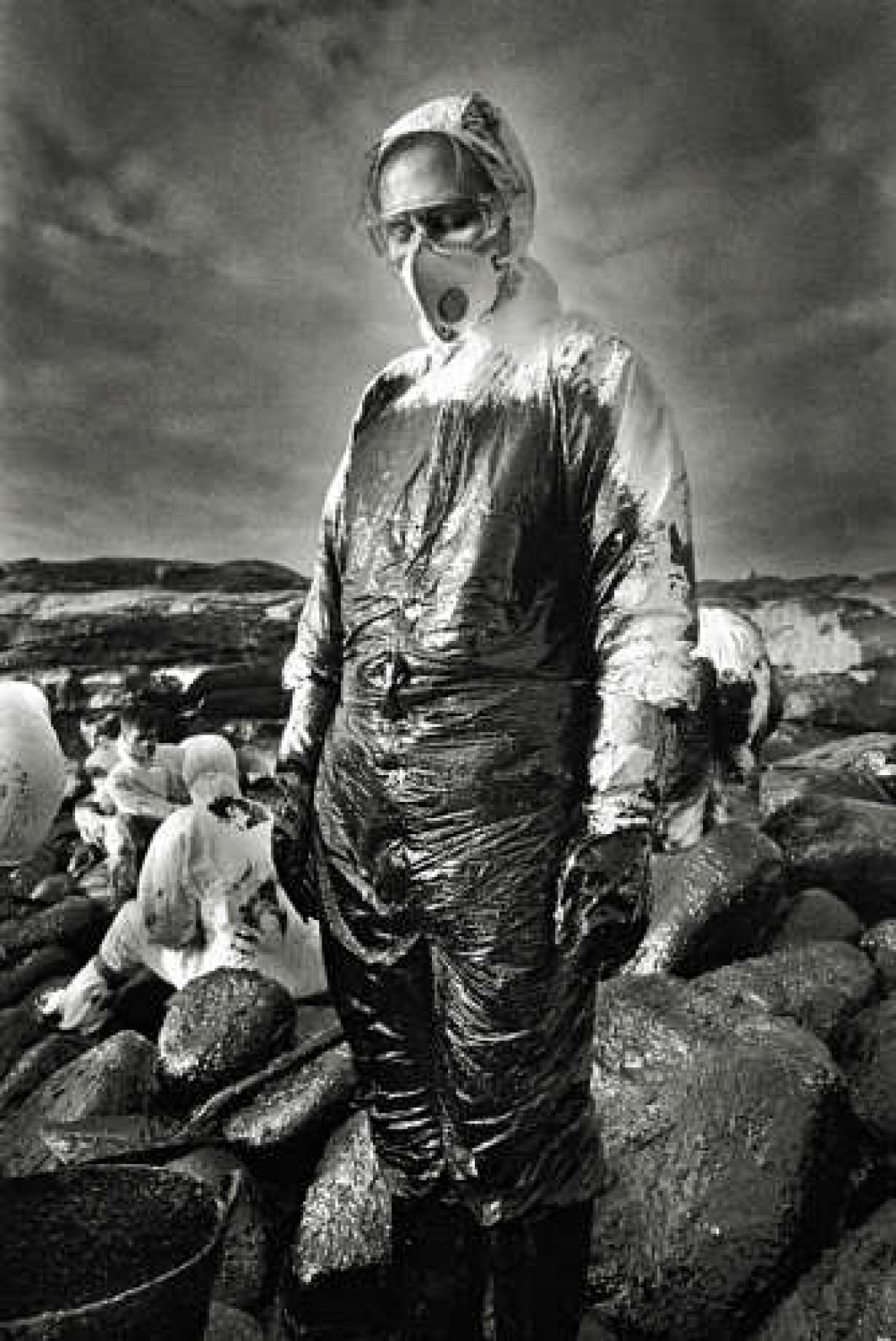 &#8220;Przyroda i środowisko&#8221; 2. nagroda, fot. Carlos Spottorno, Hiszpania. Ochotnik przy usuwaniu rozlanej ropy.