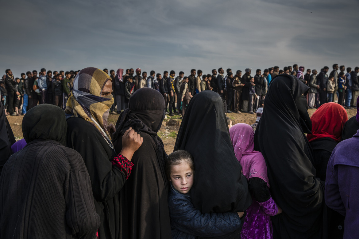 © Ivor Prickett (The New York Times ), "he Battle for Mosul - Lined Up for an Aid Distribution" - nominacja do zdjęcia roku / Cywile, którzy pozostali w zachodnim Mosulu po bitwie o miasto, czekają aby uzyskać pomoc w dzielnicy Mamun.