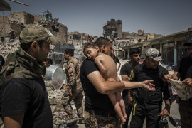 © Ivor Prickett (The New York Times ), "The Battle for Mosul - Young Boy Is Cared for by Iraqi Special Forces Soldiers" - nominacja do zdjęcia roku / Niezidentyfikowany młody chłopak, który został wyniesiony z ostatniego obszaru kontrolowanego przez ISIS na Starym Mieście przez człowieka podejrzanego o bycie wojskowym, jest pod opieką irackich żołnierzy sił specjalnych.
