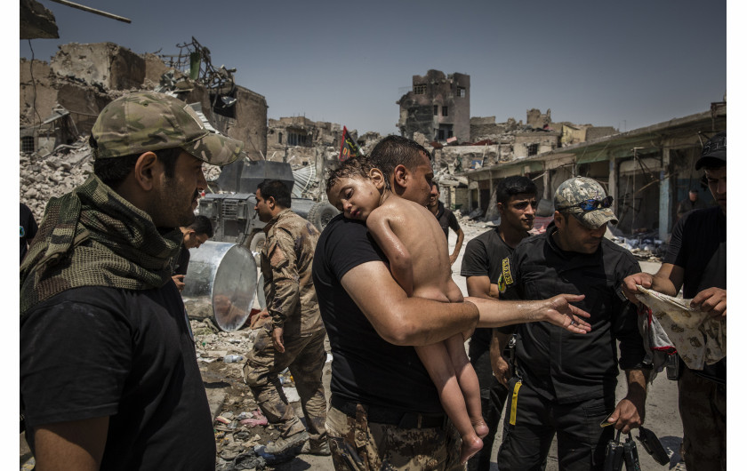 © Ivor Prickett (The New York Times ), The Battle for Mosul - Young Boy Is Cared for by Iraqi Special Forces Soldiers - nominacja do zdjęcia roku / Niezidentyfikowany młody chłopak, który został wyniesiony z ostatniego obszaru kontrolowanego przez ISIS na Starym Mieście przez człowieka podejrzanego o bycie wojskowym, jest pod opieką irackich żołnierzy sił specjalnych.