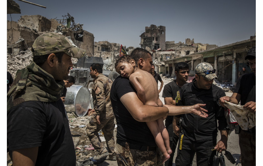 © Ivor Prickett (The New York Times ), The Battle for Mosul - Young Boy Is Cared for by Iraqi Special Forces Soldiers - nominacja do zdjęcia roku / Niezidentyfikowany młody chłopak, który został wyniesiony z ostatniego obszaru kontrolowanego przez ISIS na Starym Mieście przez człowieka podejrzanego o bycie wojskowym, jest pod opieką irackich żołnierzy sił specjalnych.