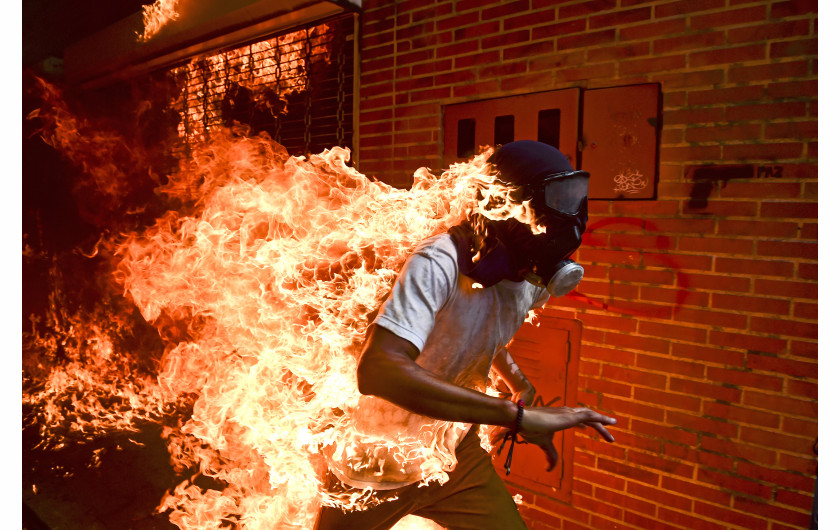 © Ronaldo Schemidt (Agence France-Presse), Venezuela Crisis / José Víctor Salazar Balza (28 lat) stanął w ogniu w wyniku brutalnych starć z policją prewencyjną podczas protestu przeciwko prezydentowi Nicolasowi Maduro w Caracas w Wenezueli.
