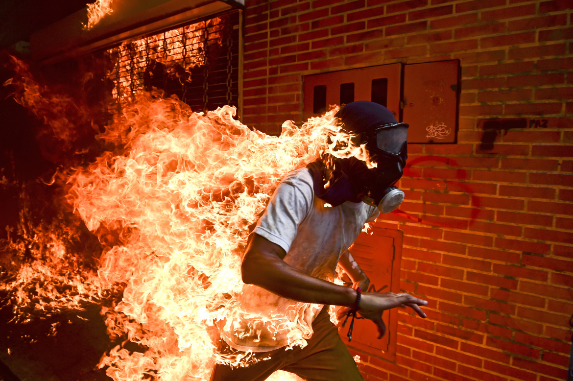 © Ronaldo Schemidt (Agence France-Presse), "Venezuela Crisis" / José Víctor Salazar Balza (28 lat) stanął w ogniu w wyniku brutalnych starć z policją prewencyjną podczas protestu przeciwko prezydentowi Nicolasowi Maduro w Caracas w Wenezueli.