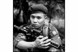 fot. Ta Mwe, "Revolution in Myanmar", Sacca Photo, VII Foundation, Frontline Club, W. Eugene Smith Grant, najlepszy projekt długoterminowy z regionu Azji Południowo-wschodniej i Oceanii / World Press Photo 2024<br></br><br></br>Zamach stanu w Birmie w lutym 2021 r. obalił cywilny rząd i doprowadził do masowych protestów, które zostały następnie brutalnie stłumione przez wojsko. Późniejszy zbrojny opór przeciwko juncie wojskowej, kierowany przez Ludowe Siły Obrony (PDF), przerodził się w wojnę domową. Współpracując grupami powstańczymi w całym kraju, PDF zmusza obecnie wojsko do walki na wielu frontach. W miarę trwania wojny domowej, zaprawione w boju i dobrze skoordynowane łączone siły rebeliantów mogą odegrać kluczową rolę w przyszłości kraju. Jury doceniło emocjonalne zaangażowanie fotografa i jego odwagę w uchwyceniu uporczywej walki przy ogromnym osobistym ryzyku.