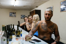 Fot. Albert Słowiński, Co roku młodzi Polacy wyjeżdżają za granicę do pracy sezonowej, szukając nie tylko lepszych zarobków, ale i szansy na godne życie. Po ciężkiej pracy tworzą tymczasowe wspólnoty w miejscach, których wcześniej nie znali. Wyjazdy młodych są odpowiedzią na wciąż trudną dla wielu sytuację ekonomiczną w Polsce.<br></br><br></br>1. nagroda w kat. Young Poland - Stories / Grand Press Photo 2025