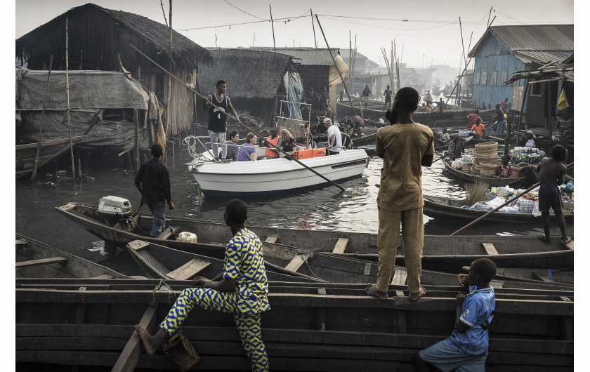 © Jesco Denzel, Lagos Waterfronts under Threat -
 I miejsce w kategorii CONTEMPORARY ISSUES SINGLES / Łódź z Lagos Marina jest prowadzona kanałami Makoko, przez starożytną wioskę rybacką, która wyrosła na ogromną, nieformalną osadę (Lagos, Nigeria).