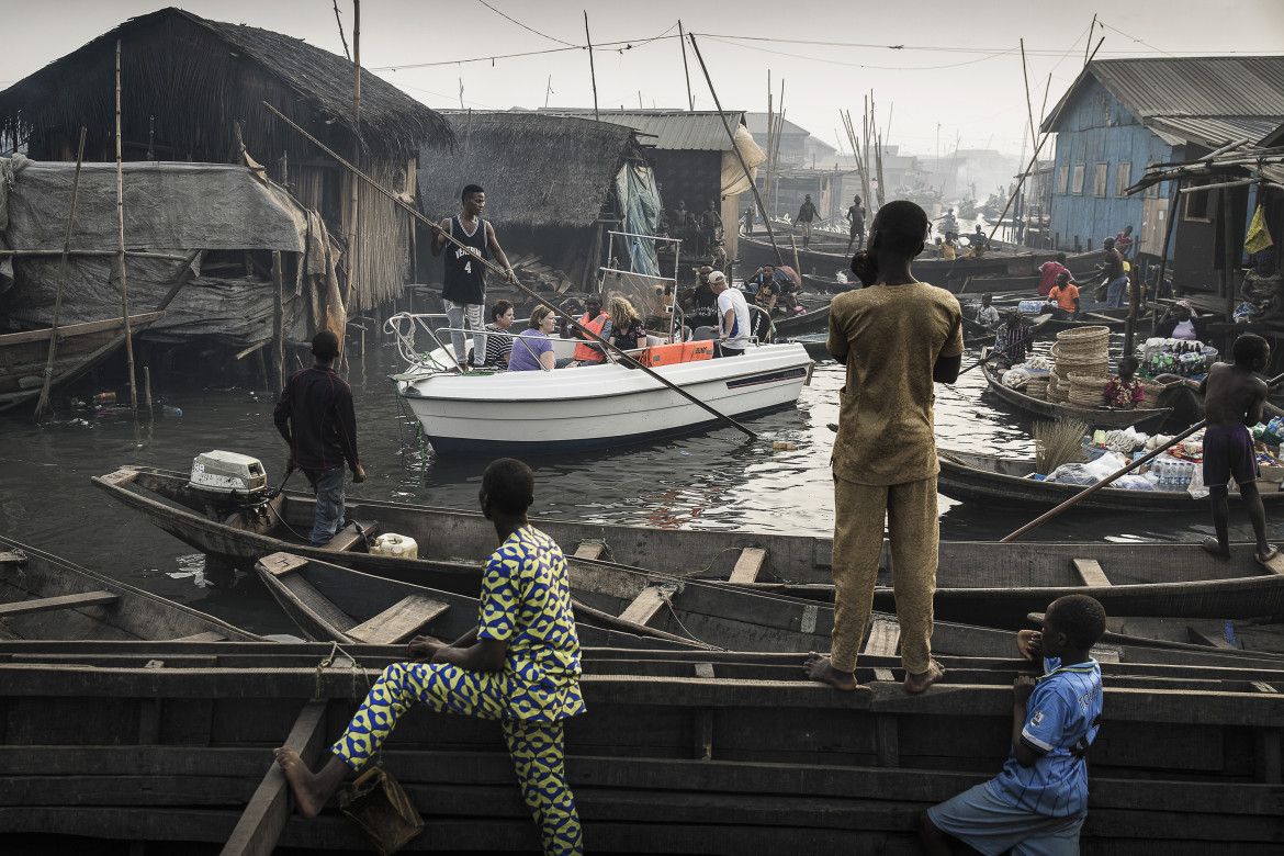 © Jesco Denzel, "Lagos Waterfronts under Threat" -
nominacja w CONTEMPORARY ISSUES SINGLES / Łódź z Lagos Marina jest prowadzona kanałami Makoko przez starożytną wioskę rybacką, która wyrosła na ogromną, nieformalną osadę - nad brzegami Lagos Lagoon (Lagos, Nigeria).