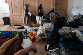 Fot. Albert Słowiński, Co roku młodzi Polacy wyjeżdżają za granicę do pracy sezonowej, szukając nie tylko lepszych zarobków, ale i szansy na godne życie. Po ciężkiej pracy tworzą tymczasowe wspólnoty w miejscach, których wcześniej nie znali. Wyjazdy młodych są odpowiedzią na wciąż trudną dla wielu sytuację ekonomiczną w Polsce.<br></br><br></br>1. nagroda w kat. Young Poland - Stories / Grand Press Photo 2025