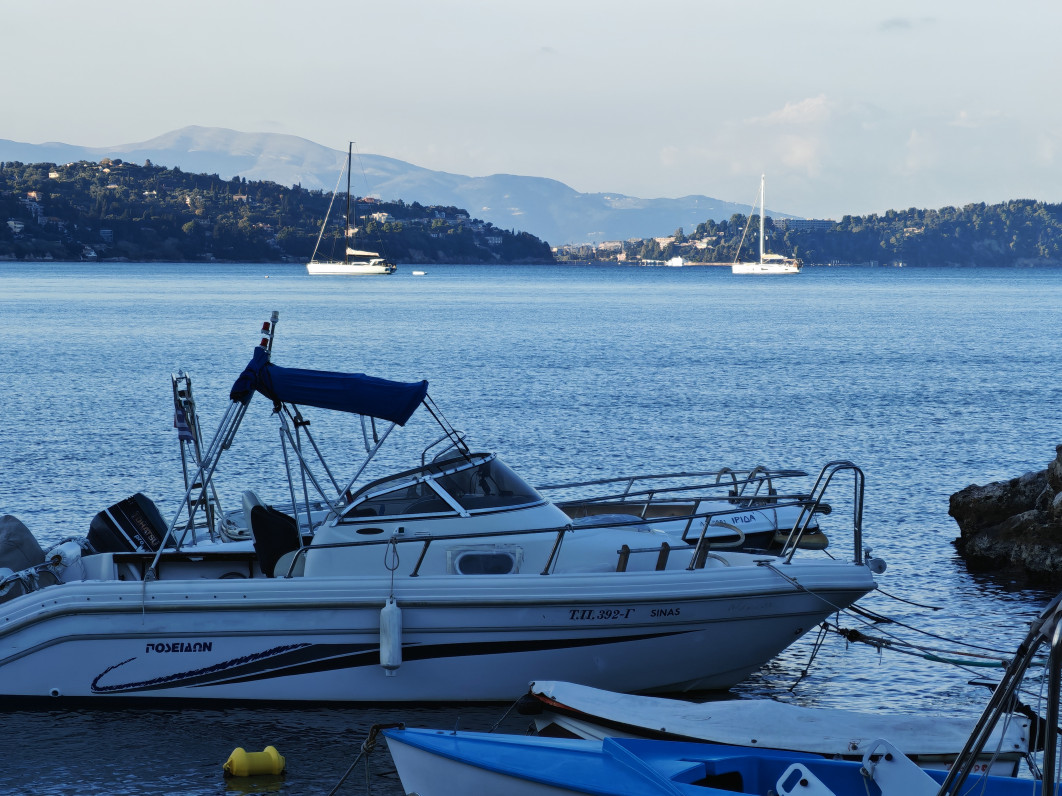 1/280 s, f/2.4, ISO 50, aparat tele