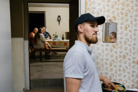 Fot. Albert Słowiński, Co roku młodzi Polacy wyjeżdżają za granicę do pracy sezonowej, szukając nie tylko lepszych zarobków, ale i szansy na godne życie. Po ciężkiej pracy tworzą tymczasowe wspólnoty w miejscach, których wcześniej nie znali. Wyjazdy młodych są odpowiedzią na wciąż trudną dla wielu sytuację ekonomiczną w Polsce.<br></br><br></br>1. nagroda w kat. Young Poland - Stories / Grand Press Photo 2025