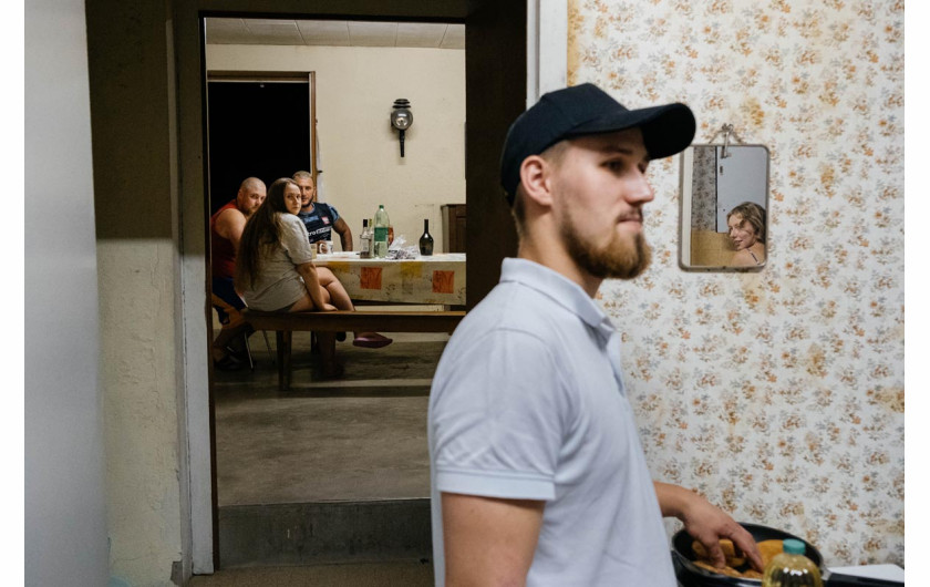 Fot. Albert Słowiński, Co roku młodzi Polacy wyjeżdżają za granicę do pracy sezonowej, szukając nie tylko lepszych zarobków, ale i szansy na godne życie. Po ciężkiej pracy tworzą tymczasowe wspólnoty w miejscach, których wcześniej nie znali. Wyjazdy młodych są odpowiedzią na wciąż trudną dla wielu sytuację ekonomiczną w Polsce.1. nagroda w kat. Young Poland - Stories / Grand Press Photo 2025