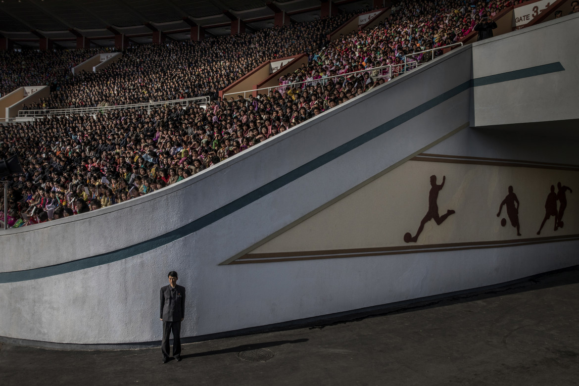 © Roger Turesson (Dagens Nyheter), "North Korea" - nominacja w CONTEMPORARY ISSUES SINGLES / Tłum czeka na rozpoczęcie maratonu w Pyongyang na stadionie Kim Il-sung, podczas gdy oficjalni strażnicy pilnują wyjścia w Phenianie, w Korei Północnej.