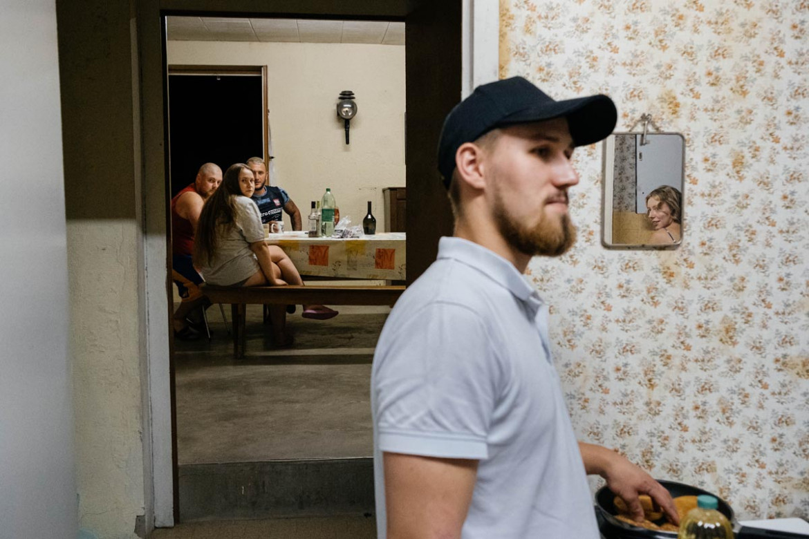 Fot. Albert Słowiński, Co roku młodzi Polacy wyjeżdżają za granicę do pracy sezonowej, szukając nie tylko lepszych zarobków, ale i szansy na godne życie. Po ciężkiej pracy tworzą tymczasowe wspólnoty w miejscach, których wcześniej nie znali. Wyjazdy młodych są odpowiedzią na wciąż trudną dla wielu sytuację ekonomiczną w Polsce.<br></br><br></br>1. nagroda w kat. Young Poland - Stories / Grand Press Photo 2025