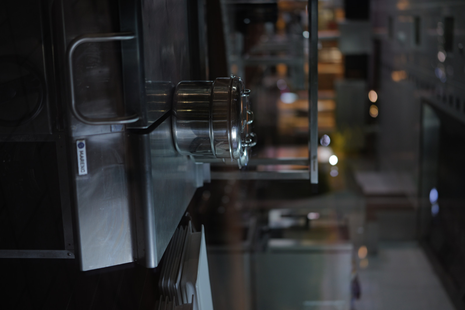 1/6 s, f/1.2, ISO 400, 50.0 mm