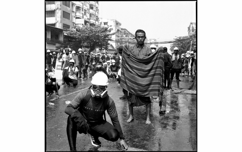 fot. Ta Mwe, Revolution in Myanmar, Sacca Photo, VII Foundation, Frontline Club, W. Eugene Smith Grant, najlepszy projekt długoterminowy z regionu Azji Południowo-wschodniej i Oceanii / World Press Photo 2024Zamach stanu w Birmie w lutym 2021 r. obalił cywilny rząd i doprowadził do masowych protestów, które zostały następnie brutalnie stłumione przez wojsko. Późniejszy zbrojny opór przeciwko juncie wojskowej, kierowany przez Ludowe Siły Obrony (PDF), przerodził się w wojnę domową. Współpracując grupami powstańczymi w całym kraju, PDF zmusza obecnie wojsko do walki na wielu frontach. W miarę trwania wojny domowej, zaprawione w boju i dobrze skoordynowane łączone siły rebeliantów mogą odegrać kluczową rolę w przyszłości kraju. Jury doceniło emocjonalne zaangażowanie fotografa i jego odwagę w uchwyceniu uporczywej walki przy ogromnym osobistym ryzyku.