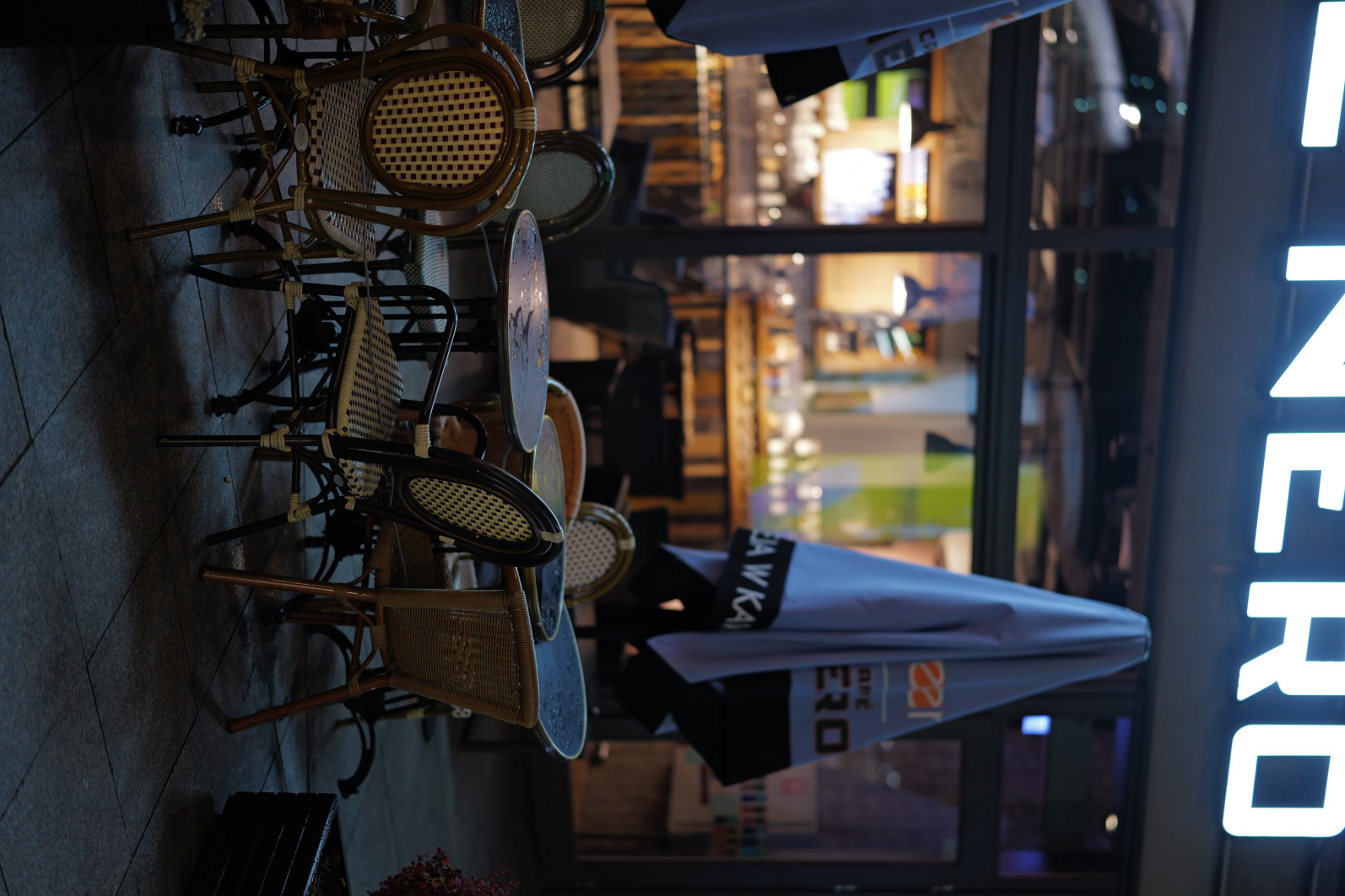 1/30 s, f/1.2, ISO 400, 50.0 mm
