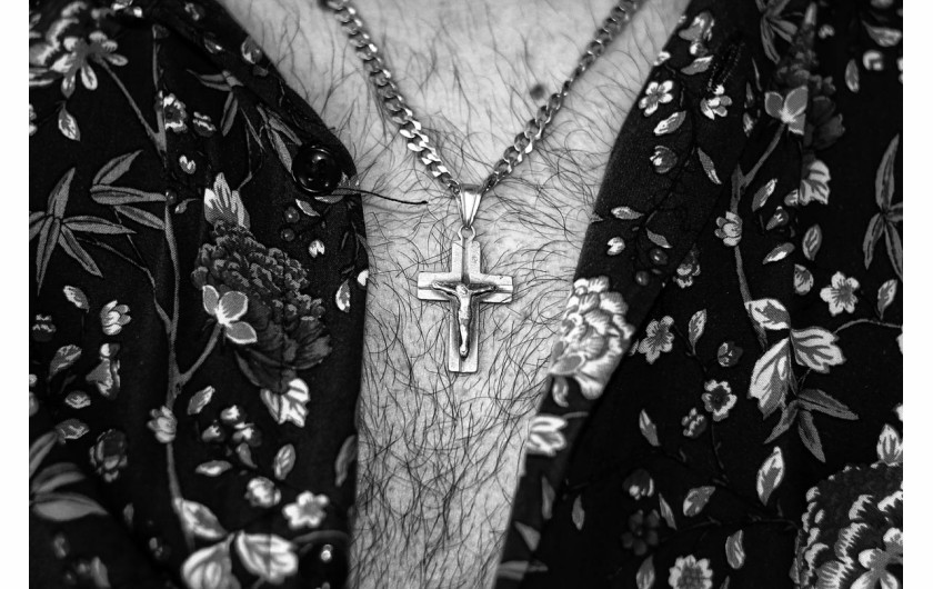 Fot. Cezary Ankowski, „Może kiedyś uwierzę” to fotograficzna refleksja ateisty zmagającego się z lękiem przed śmiercią nad tym, dlaczego katolicka symbolika daje wielu ludziom poczucie sensu i ukojenia, a autorowi wydaje się odległa i pusta. Uchwycone obrazy religijnych symboli to nie tylko dokumentacja kultu, lecz także próba zrozumienia, dlaczego te same znaki budzą tak różne emocje – od duchowego pokoju po egzystencjalny dystans.2. nagroda w kat. Young Poland - Stories / Grand Press Photo 2025