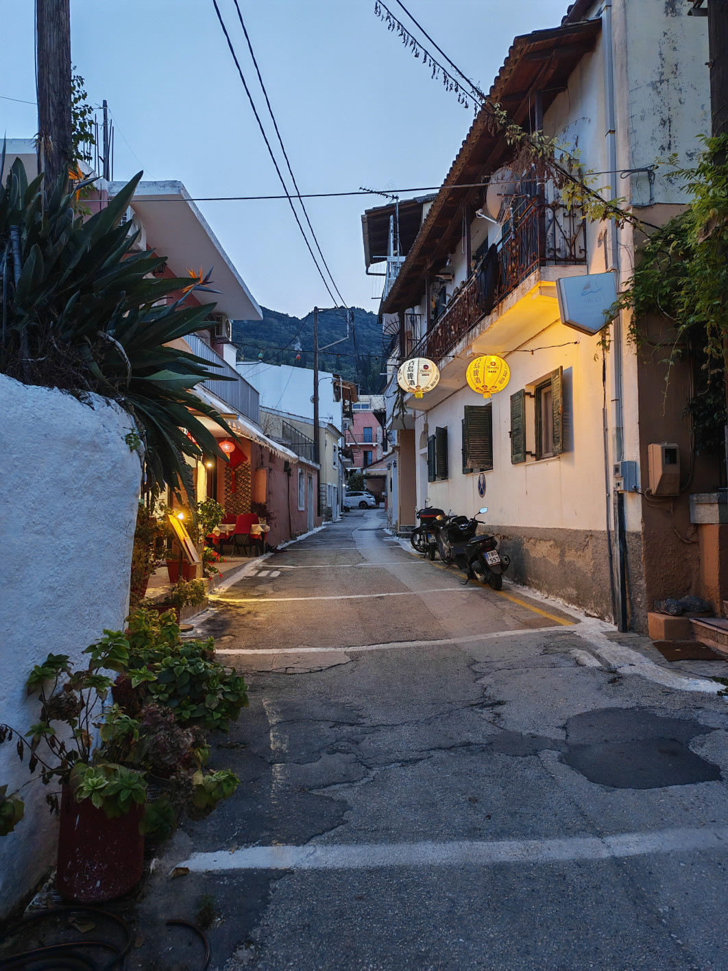 1/33 s, f/1.9, ISO 800, aparat główny