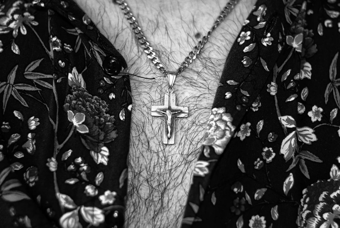 Fot. Cezary Ankowski, „Może kiedyś uwierzę” to fotograficzna refleksja ateisty zmagającego się z lękiem przed śmiercią nad tym, dlaczego katolicka symbolika daje wielu ludziom poczucie sensu i ukojenia, a autorowi wydaje się odległa i pusta. Uchwycone obrazy religijnych symboli to nie tylko dokumentacja kultu, lecz także próba zrozumienia, dlaczego te same znaki budzą tak różne emocje – od duchowego pokoju po egzystencjalny dystans.<br></br><br></br>2. nagroda w kat. Young Poland - Stories / Grand Press Photo 2025