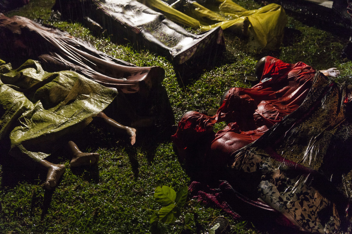 © Patrick Brown (Panos Pictures/Unicef), "Rohingya Crisis" - nominacja w GENERAL NEWS SINGLES / Ułożone ciała uchodźców z Rohingya, którzy próbowali uciec z Myanmar. Ich łódź wywróciła się o około osiem kilometrów od plaży Inani, w pobliżu Cox's Bazar w Bangladeszu. Było na niej około 100 osób. 17 z nich przeżyło.