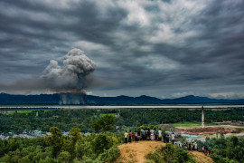 © Md Masfiqur Akhtar Sohan (NurPhoto Agency), "Watch Houses Burn" - nominacja w GENERAL NEWS SINGLES / Grupa Rohingya w Leda (prowizorycznej osady w Cox's Bazar w Bangladeszu) obserwuje, jak domy płoną tuż za granicą w Myanmar.