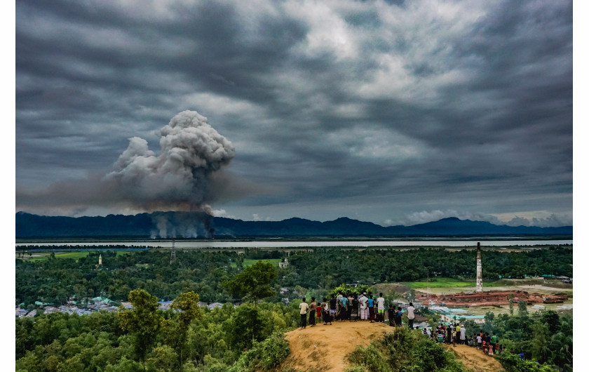 © Md Masfiqur Akhtar Sohan (NurPhoto Agency), Watch Houses Burn - nominacja w GENERAL NEWS SINGLES / Grupa Rohingya w Leda (prowizorycznej osady w Cox's Bazar w Bangladeszu) obserwuje, jak domy płoną tuż za granicą w Myanmar.