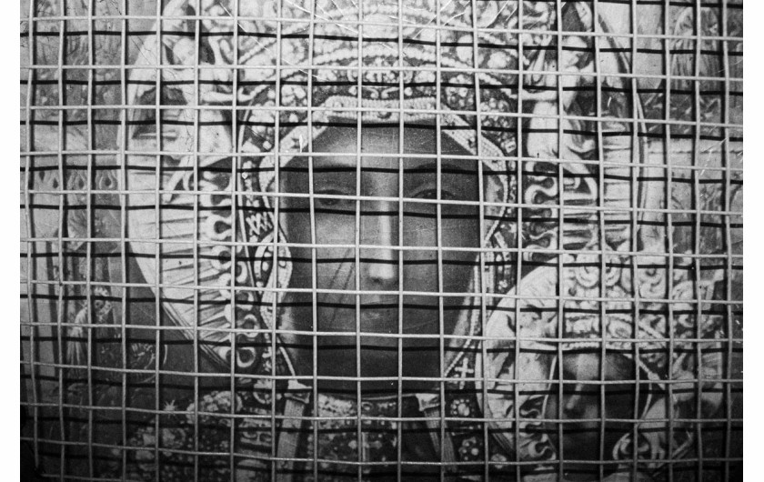 Fot. Cezary Ankowski, „Może kiedyś uwierzę” to fotograficzna refleksja ateisty zmagającego się z lękiem przed śmiercią nad tym, dlaczego katolicka symbolika daje wielu ludziom poczucie sensu i ukojenia, a autorowi wydaje się odległa i pusta. Uchwycone obrazy religijnych symboli to nie tylko dokumentacja kultu, lecz także próba zrozumienia, dlaczego te same znaki budzą tak różne emocje – od duchowego pokoju po egzystencjalny dystans.2. nagroda w kat. Young Poland - Stories / Grand Press Photo 2025