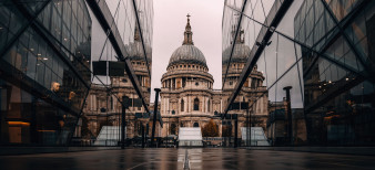 Miasto zamknięte  w kadrze Bena Moore'a