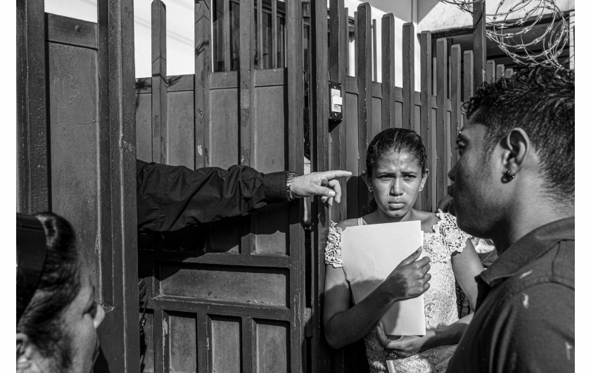 fot. Alejandro Cegarra, The Two Walls, The New York Times, najlepszy projekt długoterminowy z regiony Ameryki Północnej i Centralnej / World Press Photo 2024Od 2019 r. Meksyk zmienił się z kraju, który z otwartymi rękoma witał migrantów i osoby ubiegające się o azyl na swojej południowej granicy, w kraj z surową polityką imigracyjną, bardzo podobną do polityki Stanów Zjednoczonych. Polityka migracyjna i zagraniczna wdrażana przez różne administracje USA, protokoły COVID-19 oraz zawirowania polityczne i gospodarcze w Ameryce Środkowej i Południowej przyczyniają się do trwającego kryzysu na granicach Meksyku. Czynniki te narażają rodziny migrantów na przemoc, korupcję i niepewne warunki w przygranicznych miastach. Fotograf Alejandro Cegarra zainicjował ten projekt w 2018 r., opierając się na własnym doświadczeniu migracji z domu w Wenezueli do Meksyku w 2017 r.