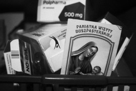 Fot. Cezary Ankowski, „Może kiedyś uwierzę” to fotograficzna refleksja ateisty zmagającego się z lękiem przed śmiercią nad tym, dlaczego katolicka symbolika daje wielu ludziom poczucie sensu i ukojenia, a autorowi wydaje się odległa i pusta. Uchwycone obrazy religijnych symboli to nie tylko dokumentacja kultu, lecz także próba zrozumienia, dlaczego te same znaki budzą tak różne emocje – od duchowego pokoju po egzystencjalny dystans.<br></br><br></br>2. nagroda w kat. Young Poland - Stories / Grand Press Photo 2025