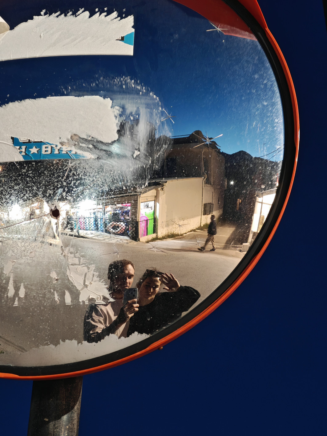 1/17 s, f/2.4, ISO 2000, aparat tele