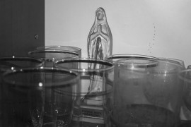 Fot. Cezary Ankowski, „Może kiedyś uwierzę” to fotograficzna refleksja ateisty zmagającego się z lękiem przed śmiercią nad tym, dlaczego katolicka symbolika daje wielu ludziom poczucie sensu i ukojenia, a autorowi wydaje się odległa i pusta. Uchwycone obrazy religijnych symboli to nie tylko dokumentacja kultu, lecz także próba zrozumienia, dlaczego te same znaki budzą tak różne emocje – od duchowego pokoju po egzystencjalny dystans.<br></br><br></br>2. nagroda w kat. Young Poland - Stories / Grand Press Photo 2025