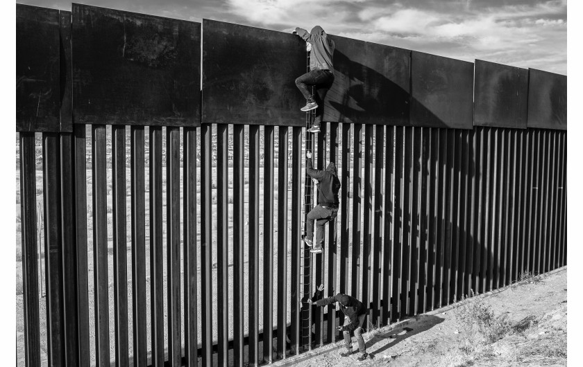 fot. Alejandro Cegarra, The Two Walls, The New York Times, najlepszy projekt długoterminowy z regiony Ameryki Północnej i Centralnej / World Press Photo 2024Od 2019 r. Meksyk zmienił się z kraju, który z otwartymi rękoma witał migrantów i osoby ubiegające się o azyl na swojej południowej granicy, w kraj z surową polityką imigracyjną, bardzo podobną do polityki Stanów Zjednoczonych. Polityka migracyjna i zagraniczna wdrażana przez różne administracje USA, protokoły COVID-19 oraz zawirowania polityczne i gospodarcze w Ameryce Środkowej i Południowej przyczyniają się do trwającego kryzysu na granicach Meksyku. Czynniki te narażają rodziny migrantów na przemoc, korupcję i niepewne warunki w przygranicznych miastach. Fotograf Alejandro Cegarra zainicjował ten projekt w 2018 r., opierając się na własnym doświadczeniu migracji z domu w Wenezueli do Meksyku w 2017 r.