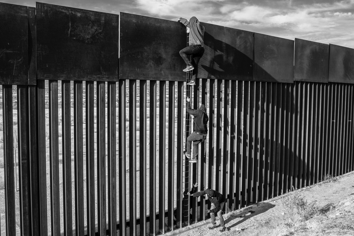 fot. Alejandro Cegarra, "The Two Walls", The New York Times, najlepszy projekt długoterminowy z regiony Ameryki Północnej i Centralnej / World Press Photo 2024<br></br><br></br>Od 2019 r. Meksyk zmienił się z kraju, który z otwartymi rękoma witał migrantów i osoby ubiegające się o azyl na swojej południowej granicy, w kraj z surową polityką imigracyjną, bardzo podobną do polityki Stanów Zjednoczonych. Polityka migracyjna i zagraniczna wdrażana przez różne administracje USA, protokoły COVID-19 oraz zawirowania polityczne i gospodarcze w Ameryce Środkowej i Południowej przyczyniają się do trwającego kryzysu na granicach Meksyku. Czynniki te narażają rodziny migrantów na przemoc, korupcję i niepewne warunki w przygranicznych miastach. Fotograf Alejandro Cegarra zainicjował ten projekt w 2018 r., opierając się na własnym doświadczeniu migracji z domu w Wenezueli do Meksyku w 2017 r.