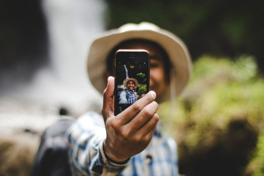 Selfitis - uzależnienie od selfie sklasyfikowane jako zaburzenie psychiczne. Sprawdź czy też na nie cierpisz